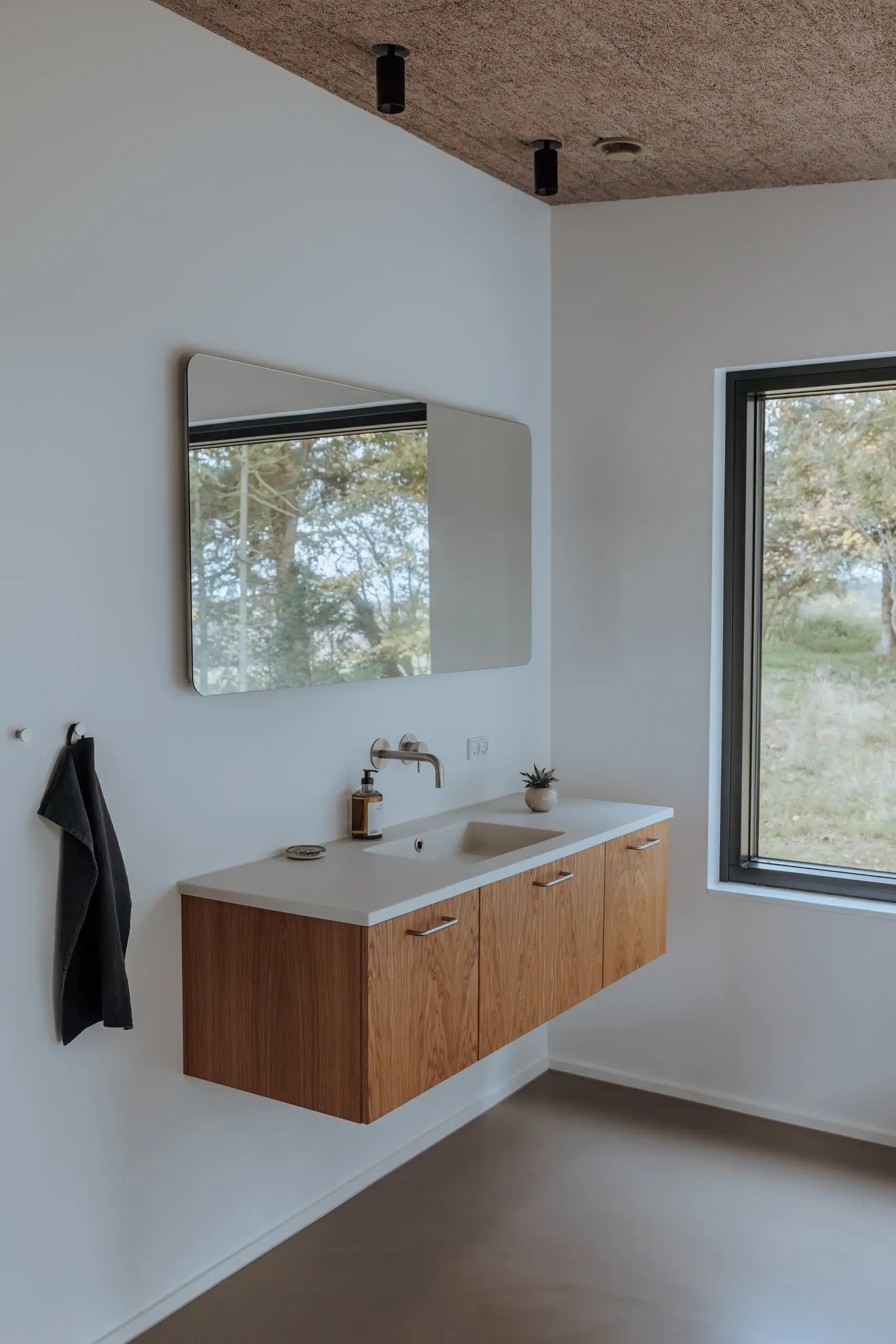 Badezimmer mit SpotOn Halbeinbauleuchten an der Decke
