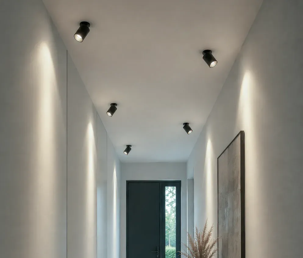 Flur mit Lenxx Aufbauspots in Schwarz an der Decke, die Licht auf die Wände richten Flur mit Lenxx Aufbauspots in Schwarz an der Decke, die Licht auf die Wände richten