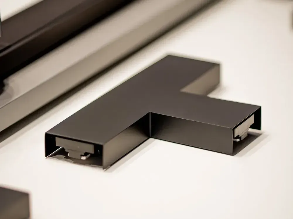 TRIvario T-Verbinder in Schwarz, Detailaufnahme