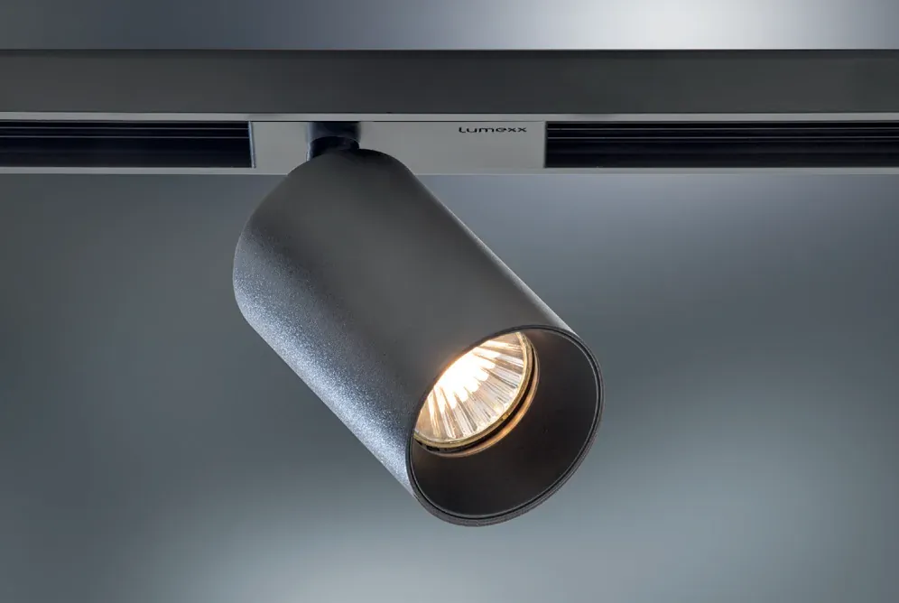 TRIvario Spot Tube in Schwarz mit GU10 Leuchtmittel an einer TRIvario Schiene